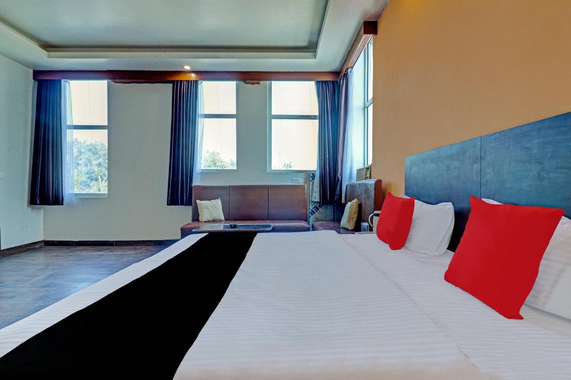 Capital O Kanha Resort Sikandra Rao Bagian luar foto