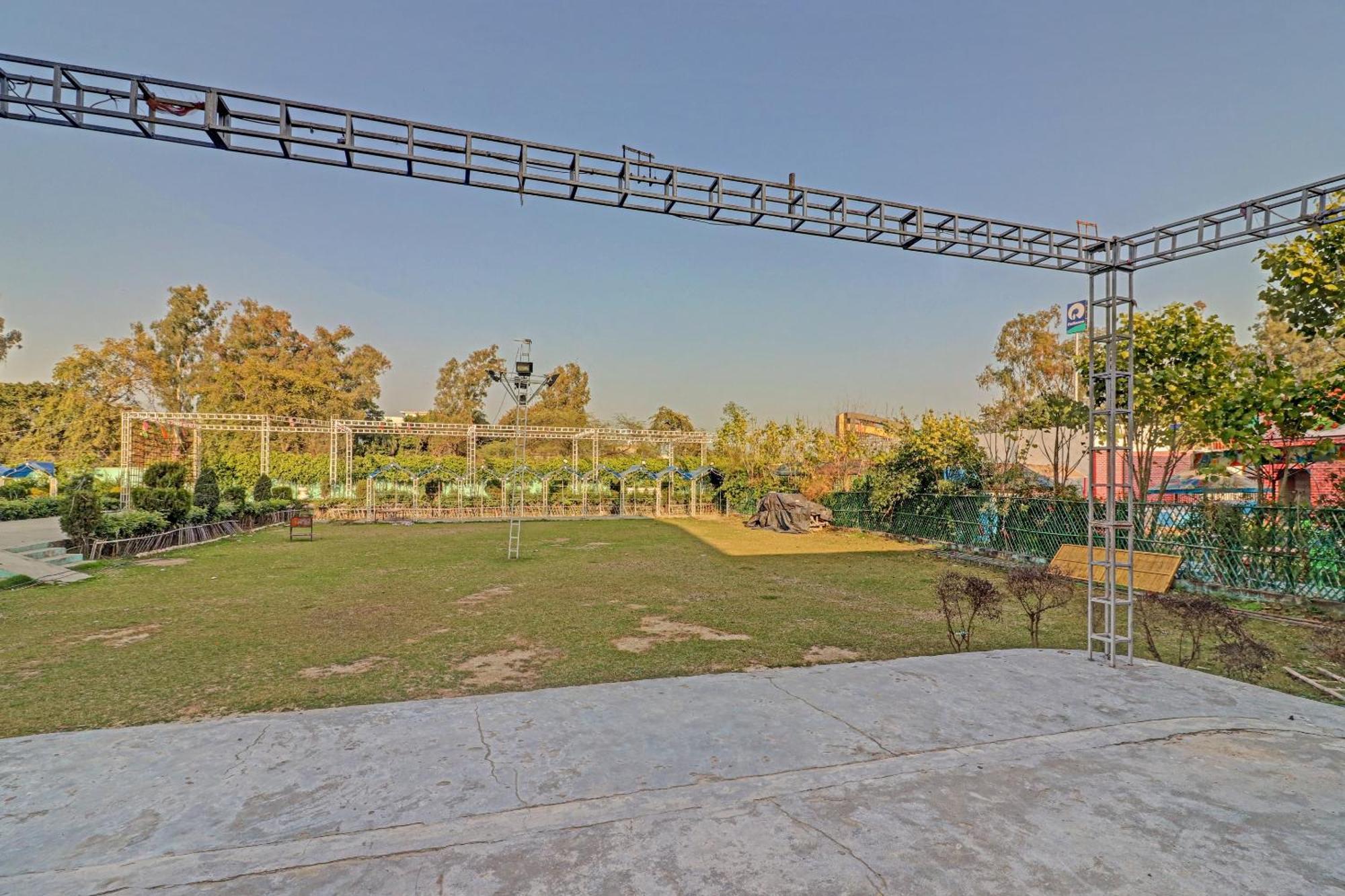 Capital O Kanha Resort Sikandra Rao Bagian luar foto