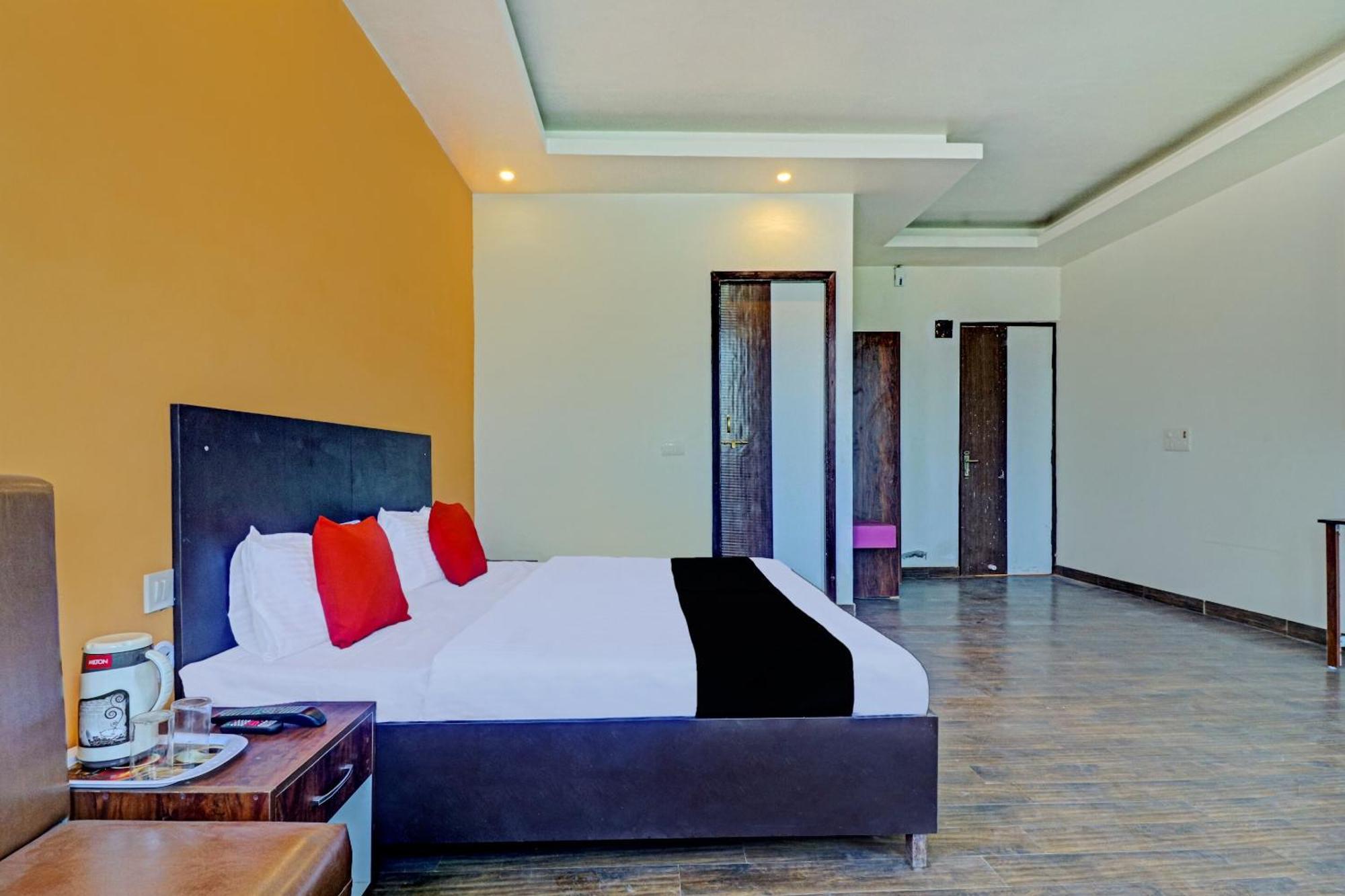 Capital O Kanha Resort Sikandra Rao Bagian luar foto