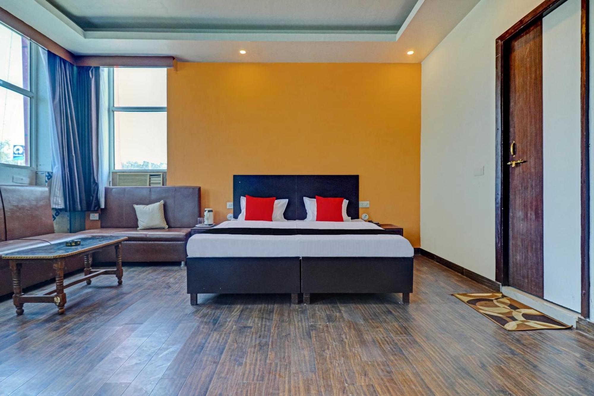 Capital O Kanha Resort Sikandra Rao Bagian luar foto