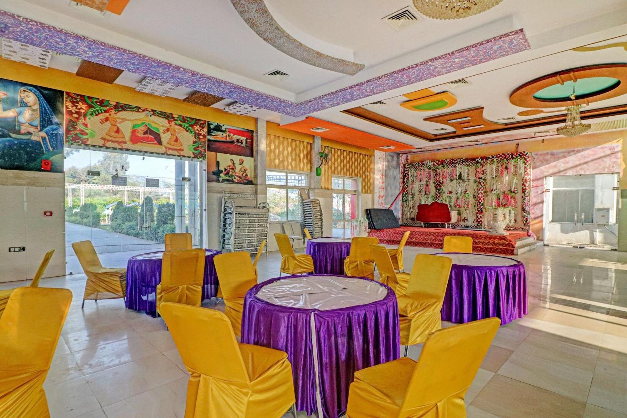 Capital O Kanha Resort Sikandra Rao Bagian luar foto