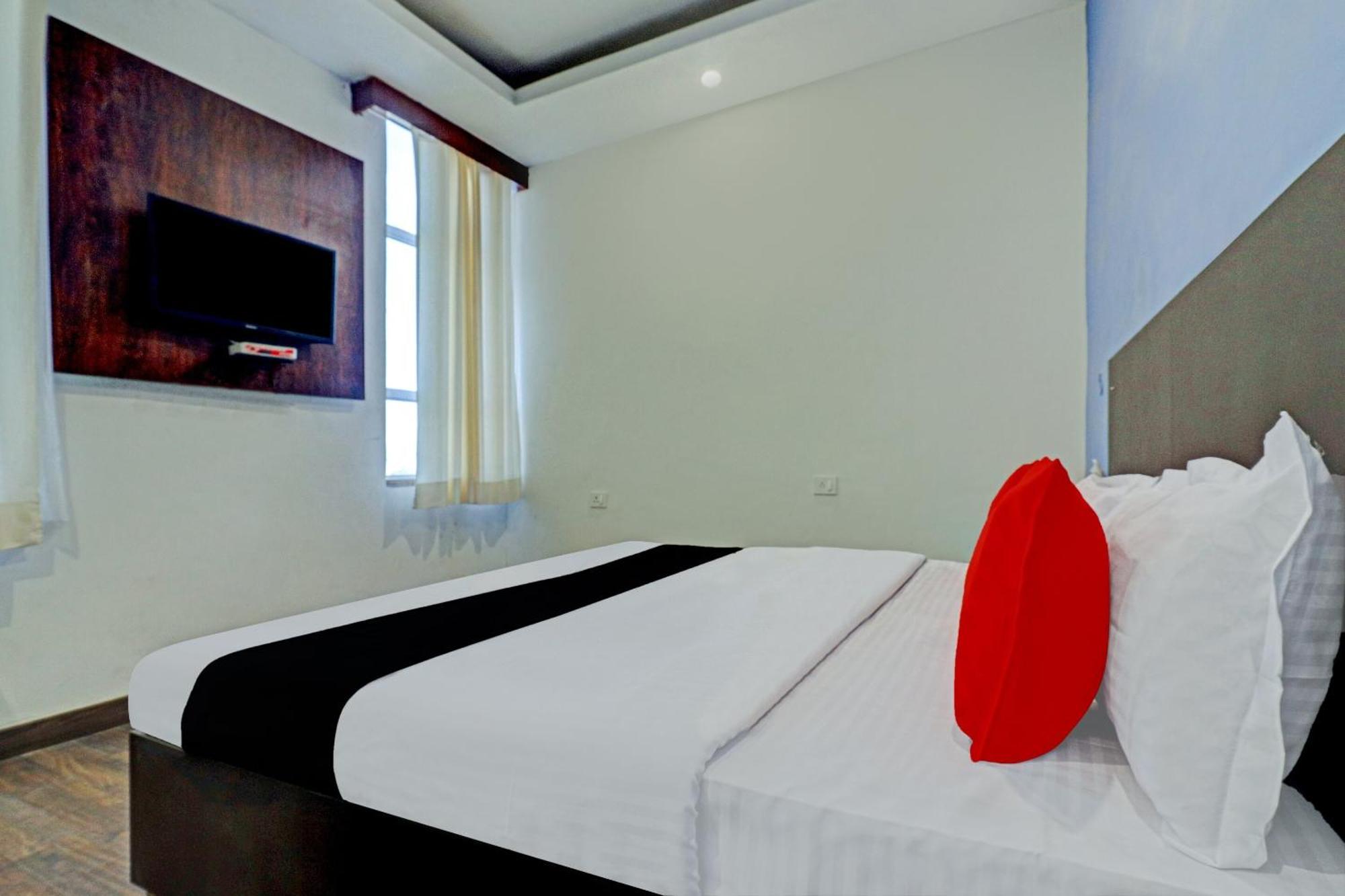 Capital O Kanha Resort Sikandra Rao Bagian luar foto
