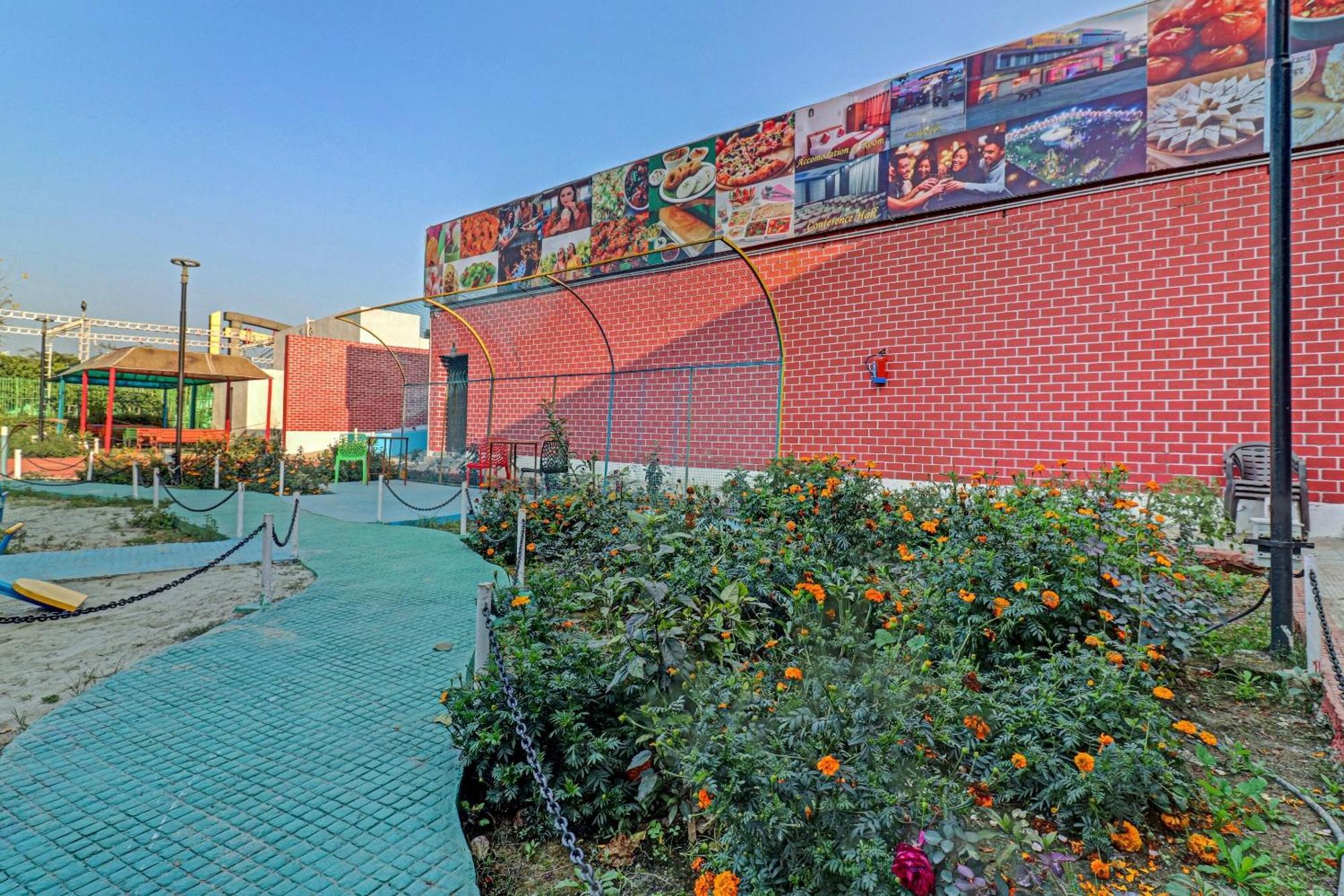Capital O Kanha Resort Sikandra Rao Bagian luar foto